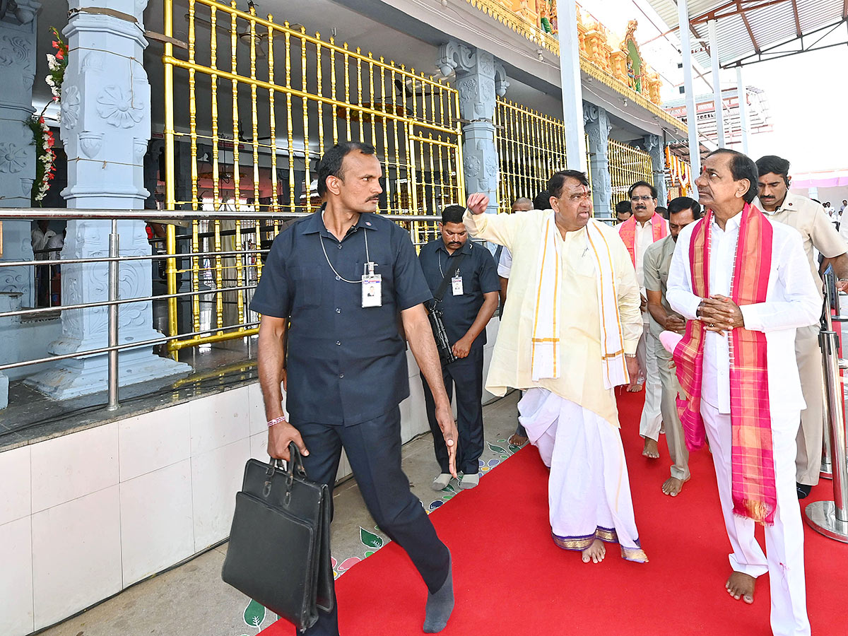 KCR Visits Venkateshwara Swamy Temple in Kamareddy - Sakshi