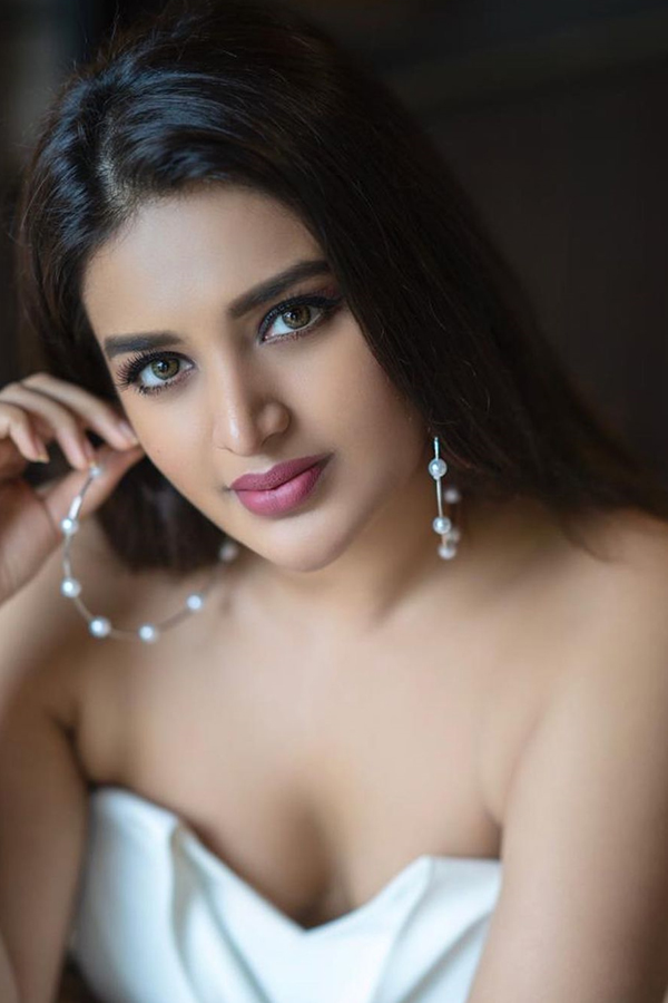 Indian Actress Nidhhi Agerwal HD Photo Gallery - Sakshi