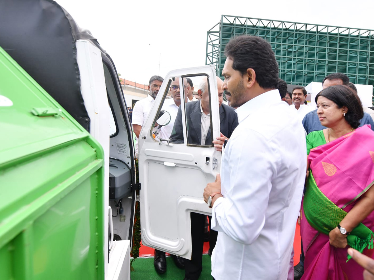 Cm Jagan Launched E Autos Under Garbage Photos - Sakshi