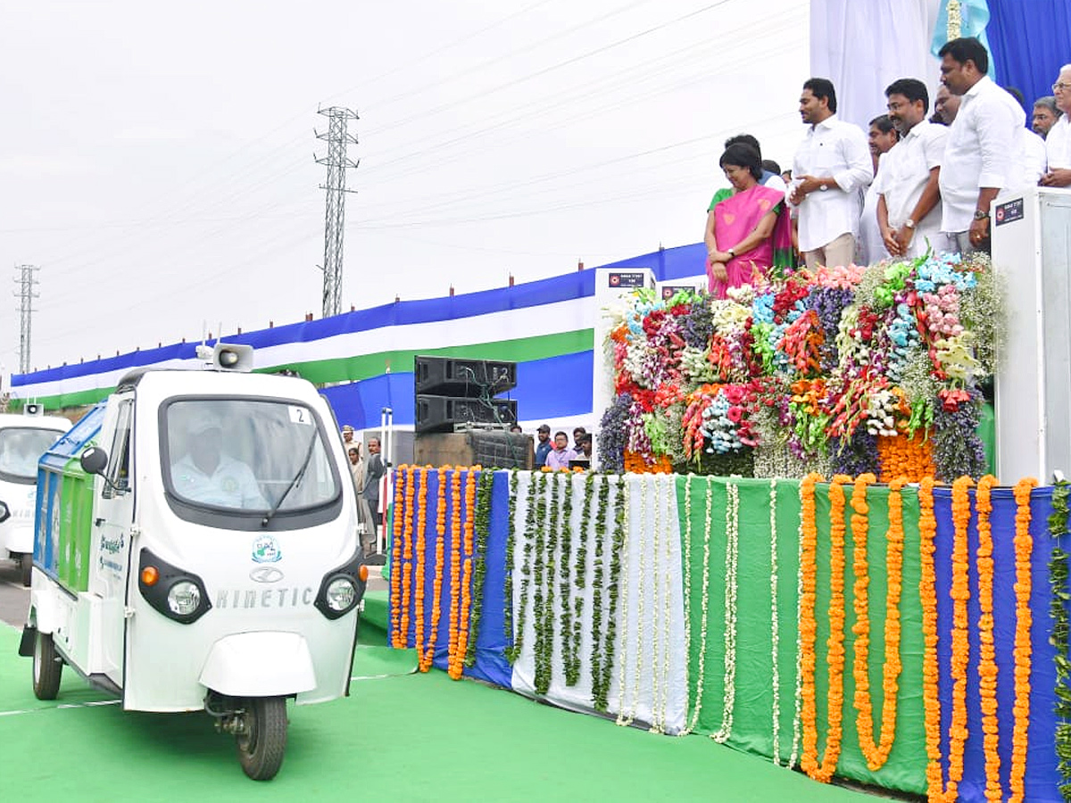 Cm Jagan Launched E Autos Under Garbage Photos - Sakshi