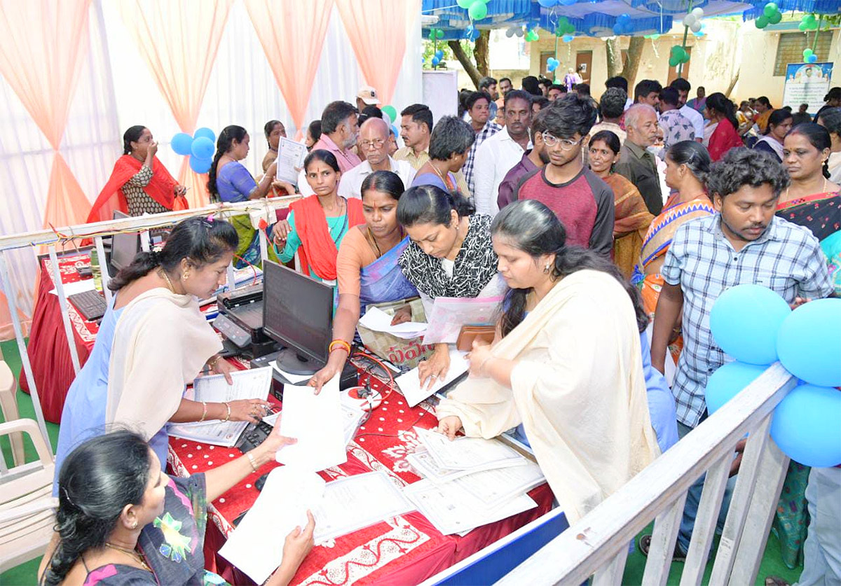 AP CM YS Jagan Launches Jagananna Suraksha Pics - Sakshi