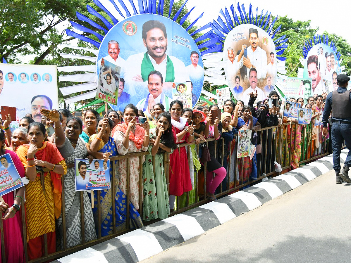 CM Jagan Convoy Receives Grand Welcome at Chittoor Photos - Sakshi
