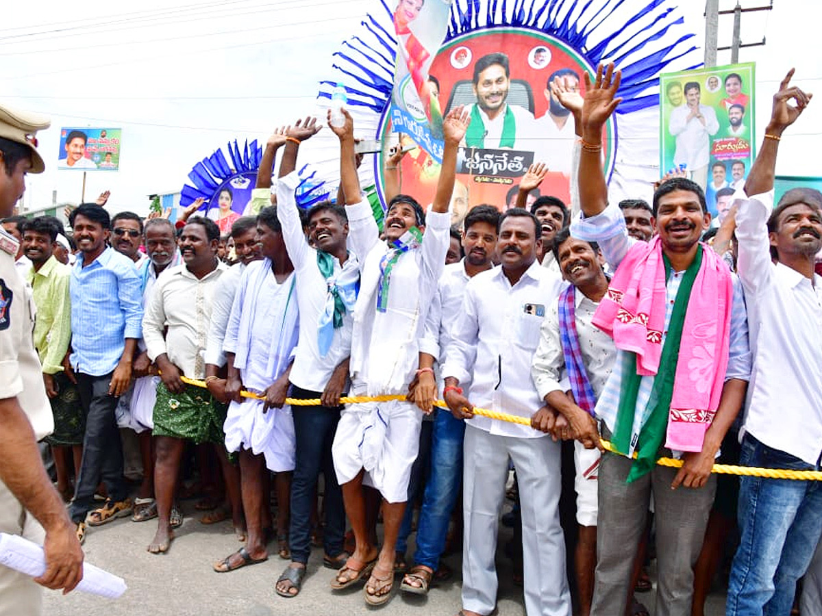 CM Jagan Convoy Receives Grand Welcome at Kalyandurgam Photos - Sakshi