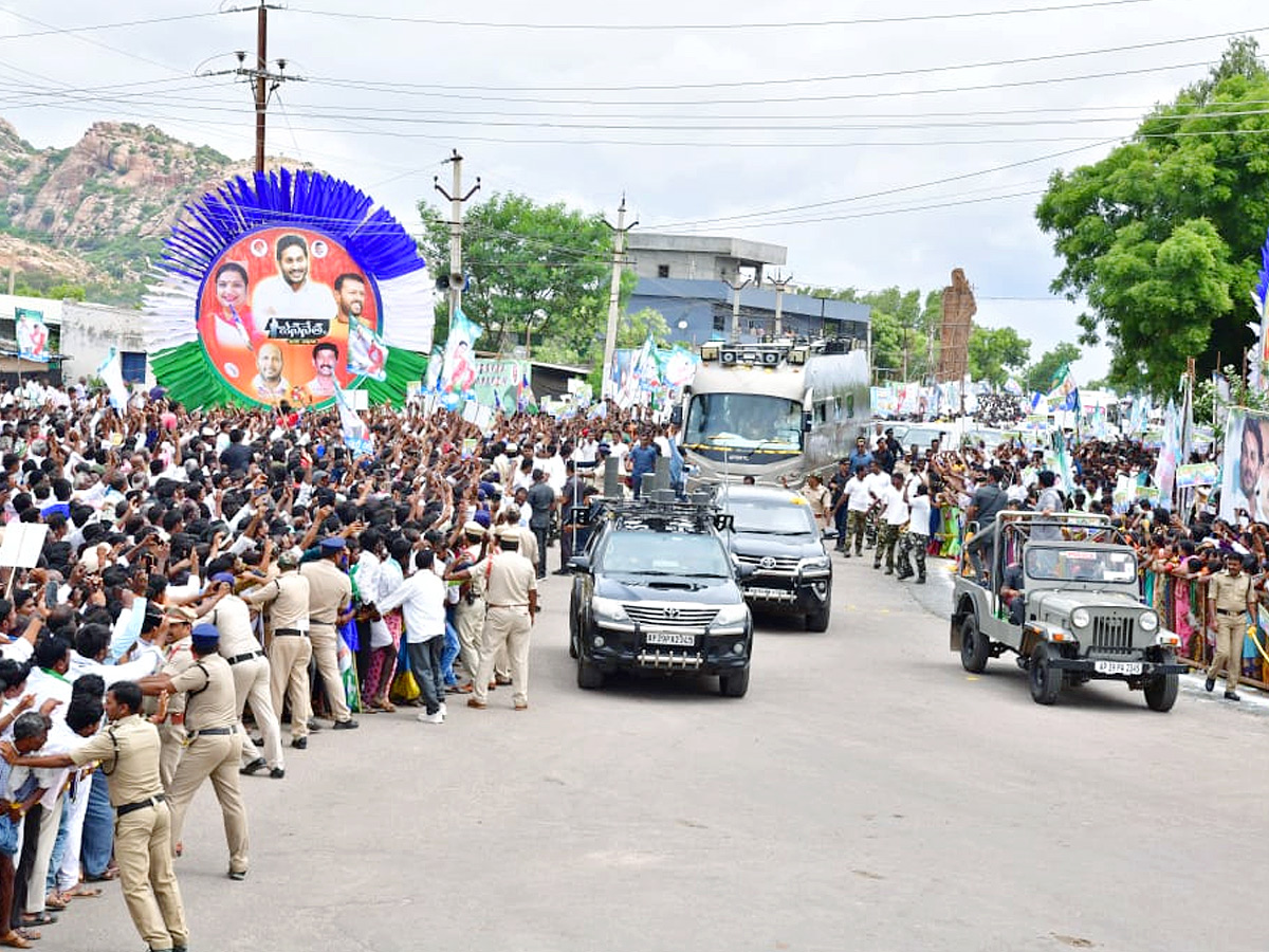 CM Jagan Convoy Receives Grand Welcome at Kalyandurgam Photos - Sakshi