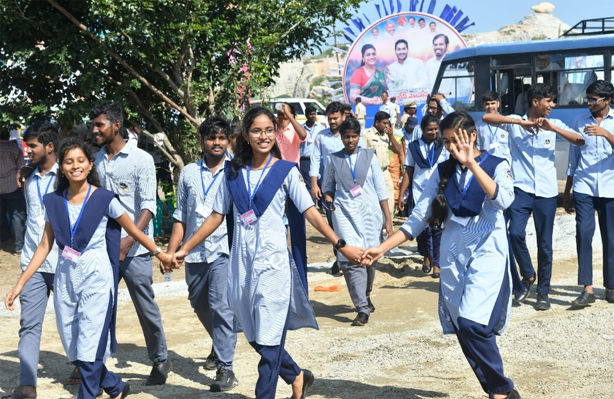 Students Crowd Thanks AP CM Jagan Jagananna Vidya Deevena Program At Nagari - Sakshi