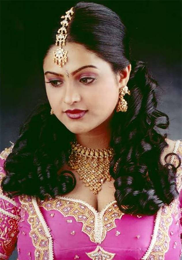 Beautiful And Glamorous Actress Raasi Unseen Photos Trending On Social Media - Sakshi