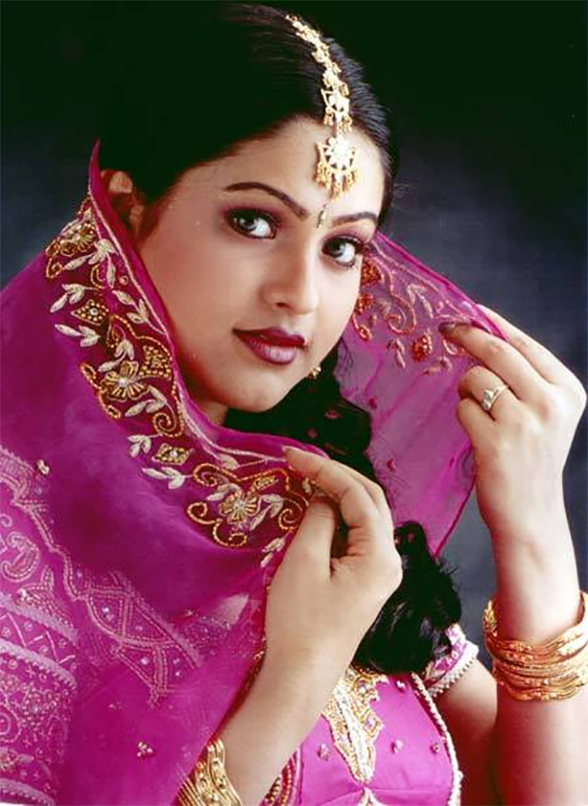 Beautiful And Glamorous Actress Raasi Unseen Photos Trending On Social Media - Sakshi