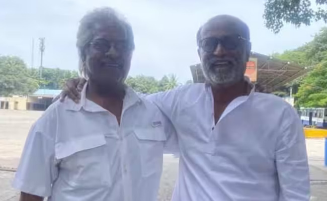 Rajinikanth Visits His Parents Memorial At Nachikuppam - Sakshi