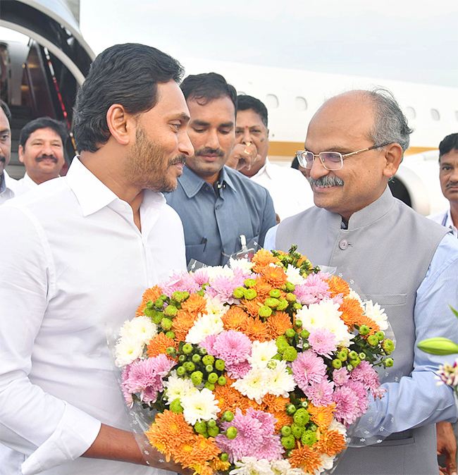 AP CM YS Jagan Returned Back To Vijayawada Photos - Sakshi