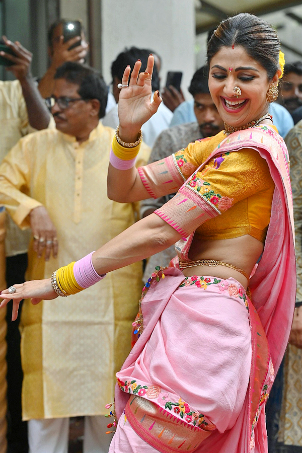 Shilpa Shetty Dances During Ganpati Visarjan Photos - Sakshi
