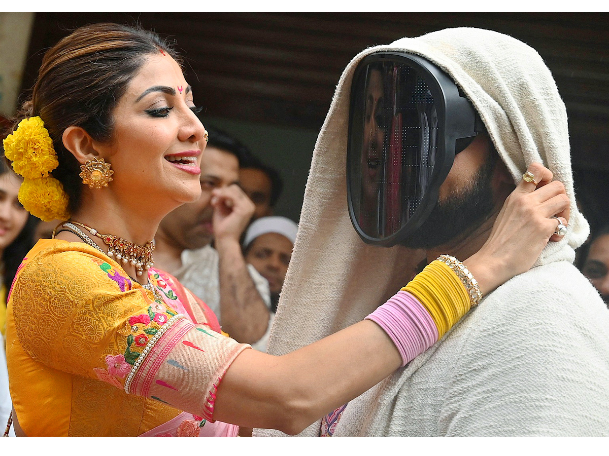 Shilpa Shetty Dances During Ganpati Visarjan Photos - Sakshi