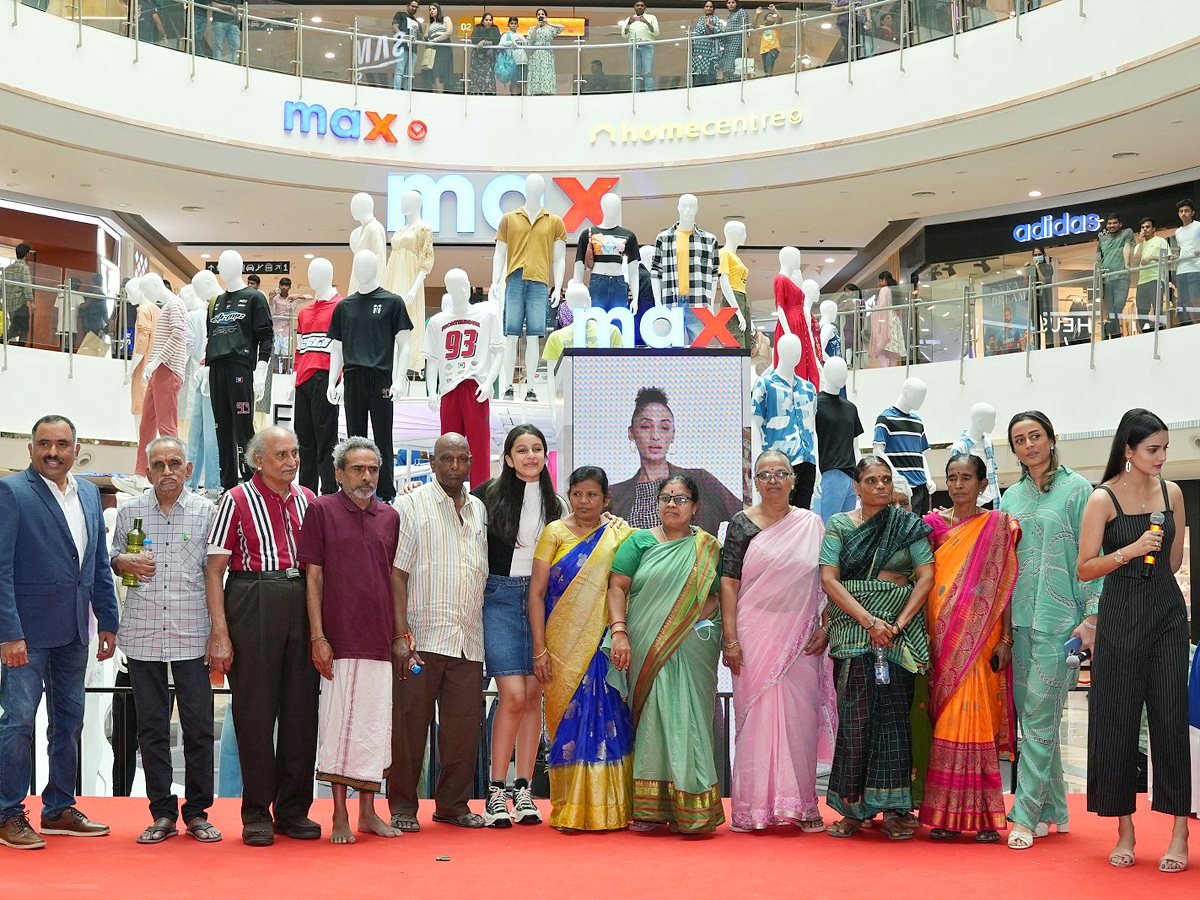 Actress Namrata Shirodkar And Sitara Unveils Largest Bommala Koluvu at Nexus Mall Photos - Sakshi