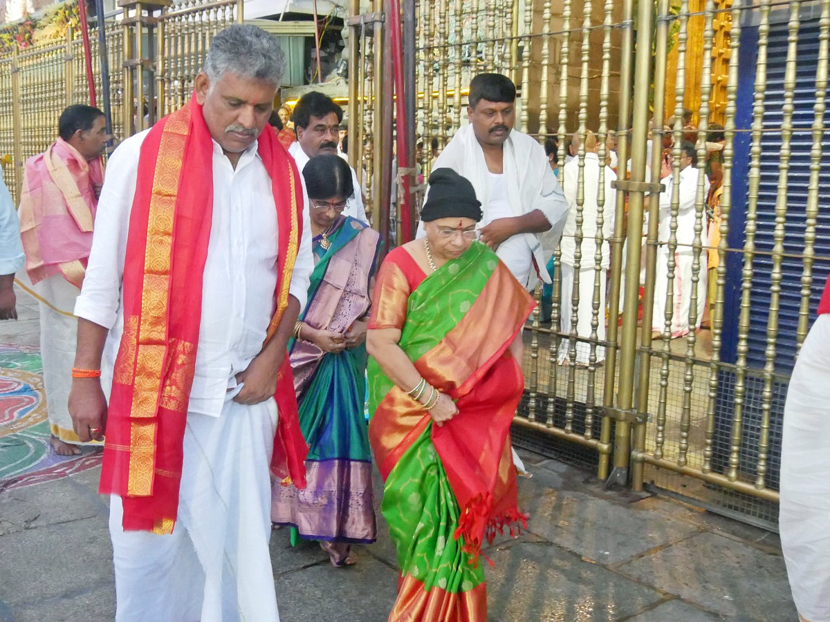 CM KCR Wife Shobha Rao Visits Tirumala Photos - Sakshi