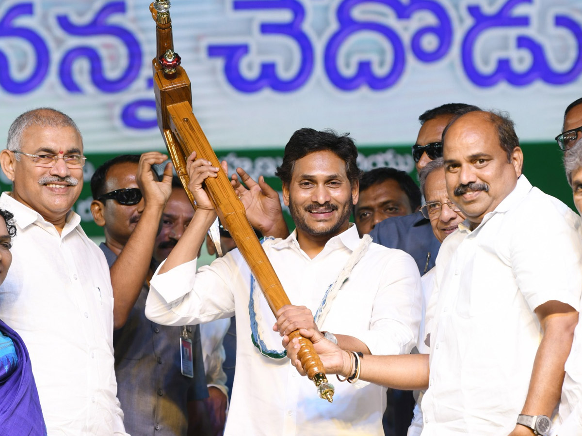 CM Jagan Releases Jagananna Chedodu Funds at Yemmiganur Photos - Sakshi