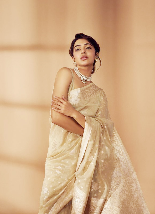 Samantha Stunning Looks In Regal Odyssey Ivory Saree - Sakshi