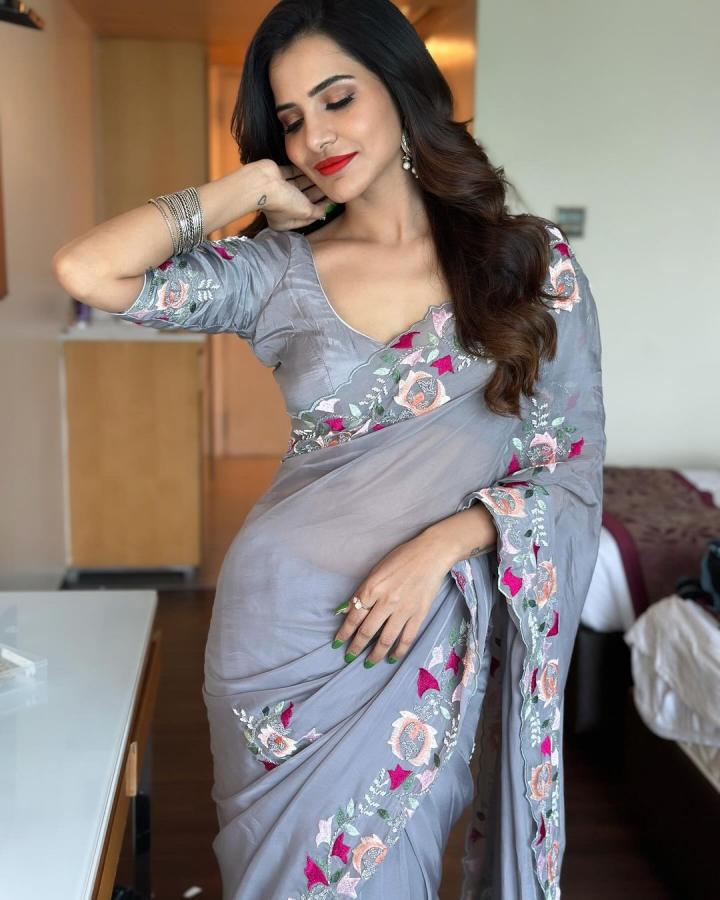 Ashu Reddy Stunning Saree Stills - Sakshi