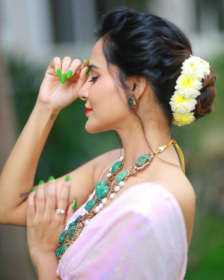 Ashu Reddy Stunning Saree Stills - Sakshi
