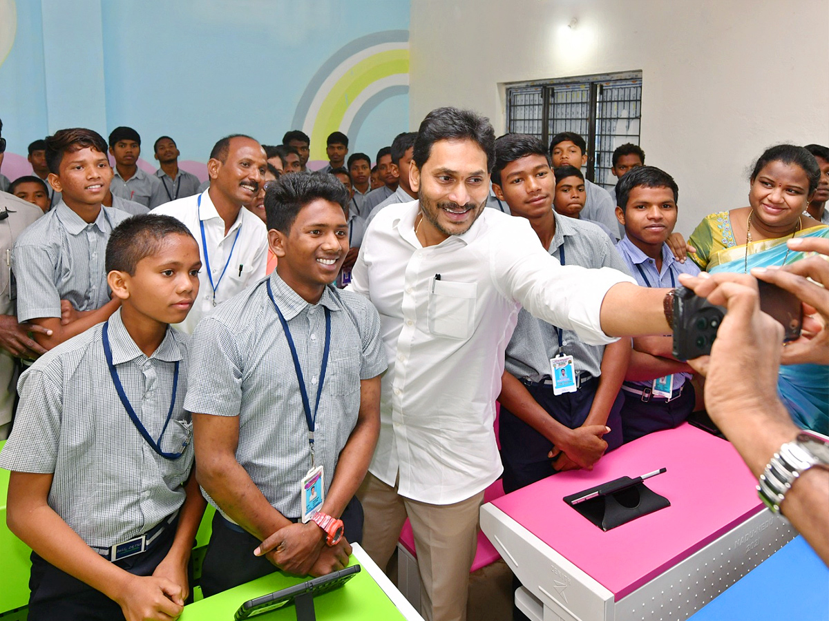 AP CM YS Jagan Distributes Free TABS to 8th class Students Photos - Sakshi