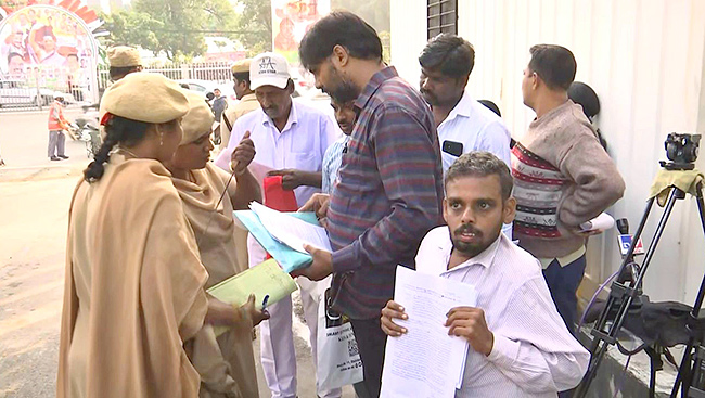 People Queued Up For Praja Darbar Under Congress Government - Sakshi