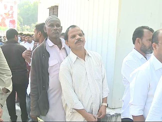 People Queued Up For Praja Darbar Under Congress Government - Sakshi
