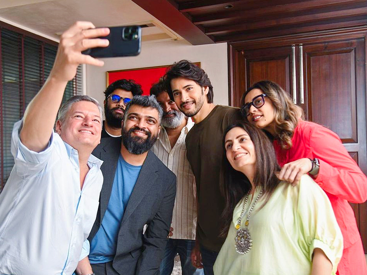 Allu Arjun, Mahesh Babu and Prabhas meet Netflix CEO Ted Sarandos Photos - Sakshi