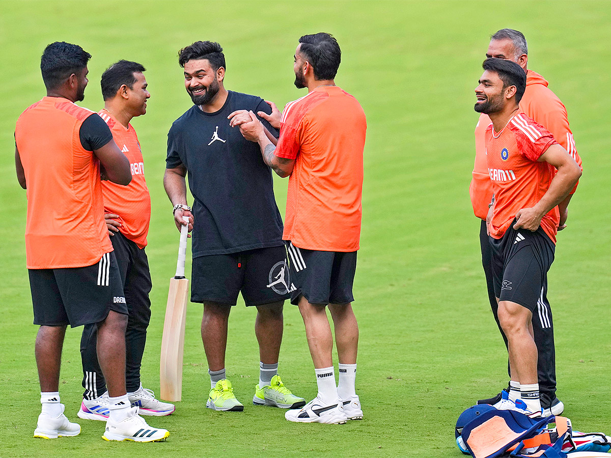 Rishabh Pant meets India teammates in Bengaluru - Sakshi