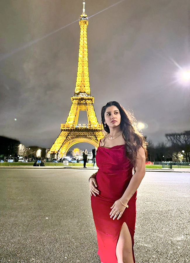 Vishnupriya Bhimeneni Enjoying Vacation In Paris Photos - Sakshi