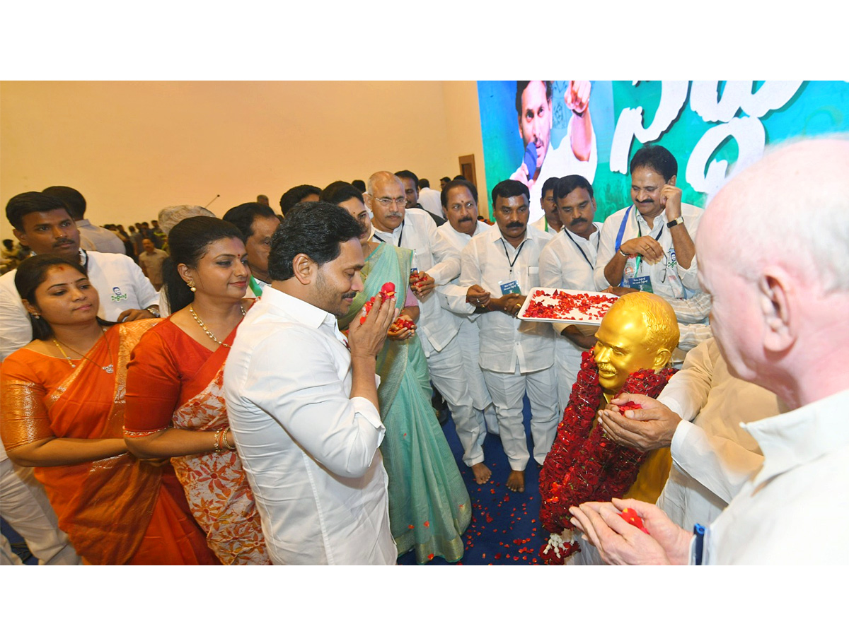 CM Jagan Holds Key Meeting With YSRCP Leaders in Mangalagiri Photos - Sakshi