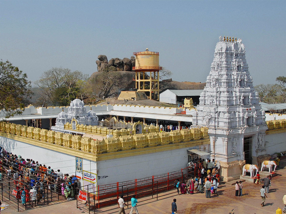 Have you visited these famous temples in Telangana - Sakshi