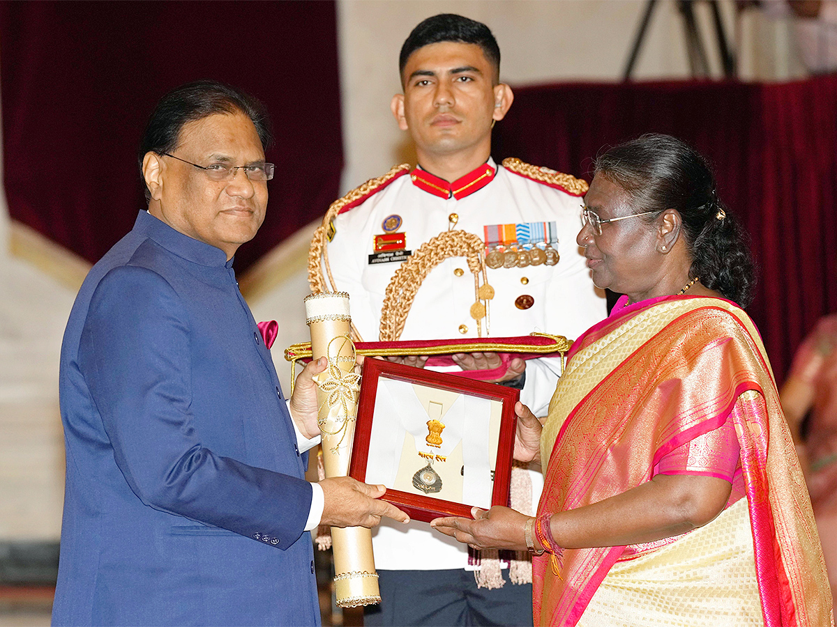 President Droupadi Murmu confers Bharat Ratna awards Photos - Sakshi