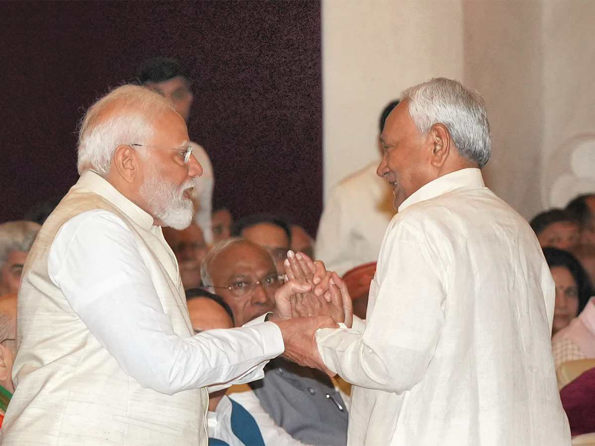 President Droupadi Murmu confers Bharat Ratna awards Photos - Sakshi