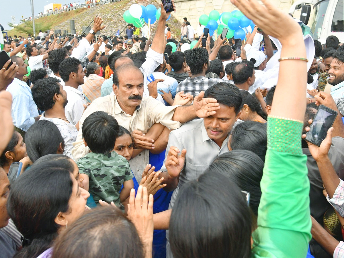 YS Bharathi Reddy welcomes CM Jagan Bus Yatra at Prakasam Barrage, Vijayawada Photos - Sakshi