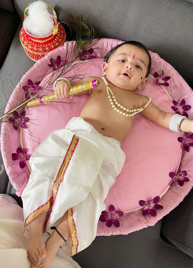 Tollywood Heroine Pranita Subhash And Her Daughter Photos - Sakshi