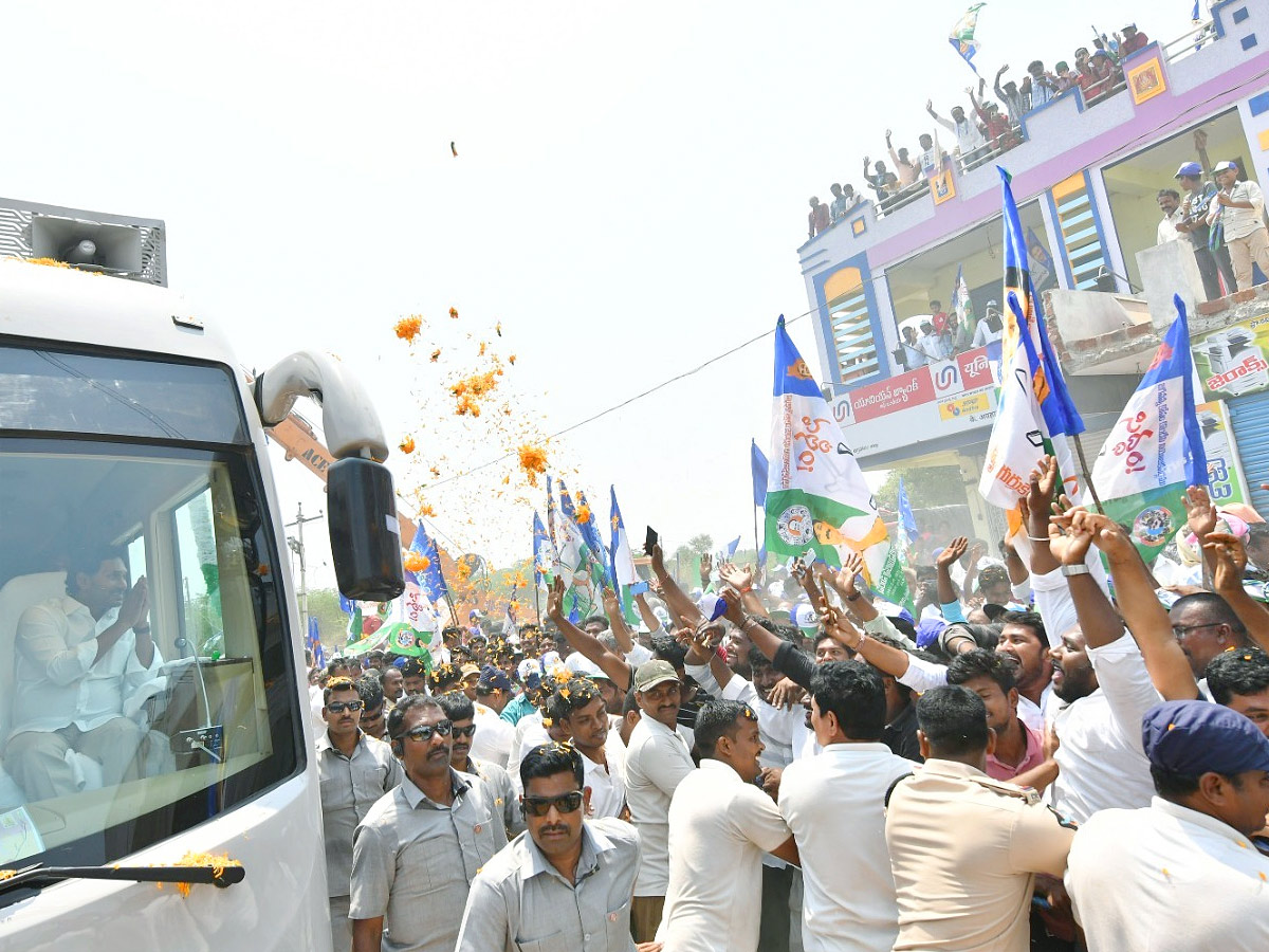 CM YS Jagan Memantha Siddham Bus Yatra in Prakasam District Photos - Sakshi