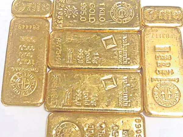 customs officers catch the gold in Kempegowda international airport