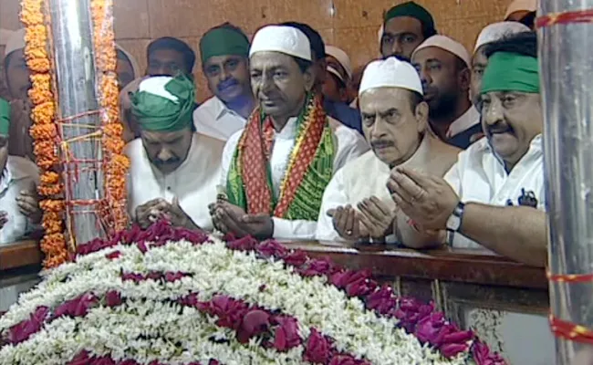 Telangana CM kcr visits Jahangir Pir Dargah  - Sakshi