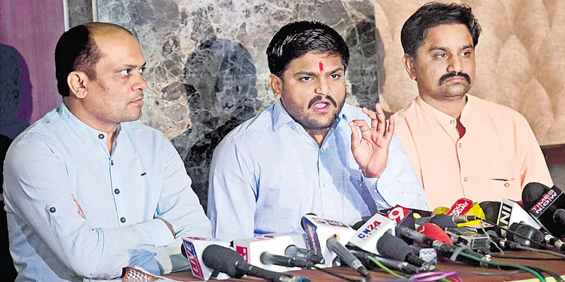 Hardik Patel accepts Congress quota deal, pledges support - Sakshi - Sakshi