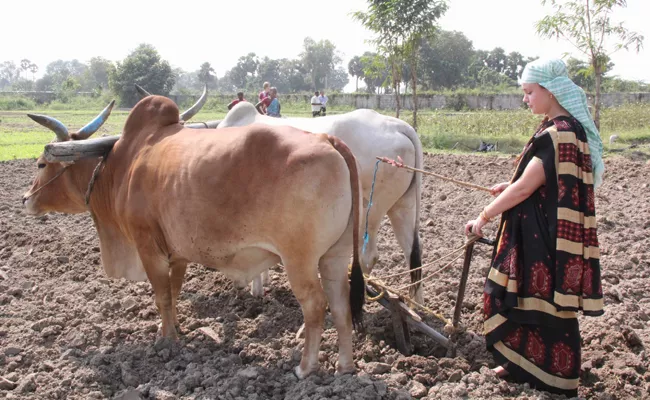 foreign womens doing organic cultivation in tiruvallur - Sakshi