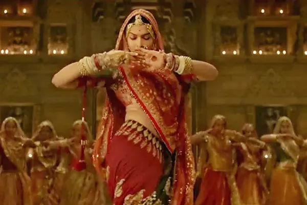 Deepika midriff in Ghoomar Song to be covered by CGI - Sakshi