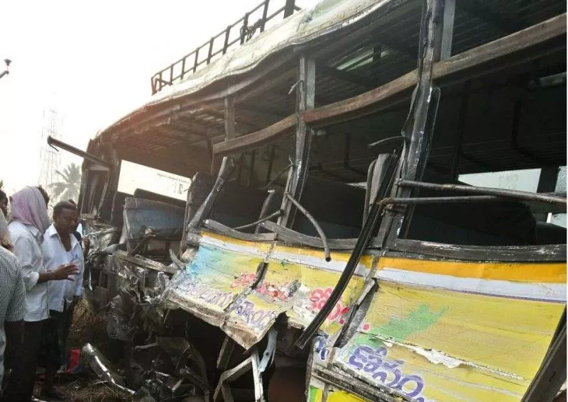 Five deaths in road accident - Sakshi