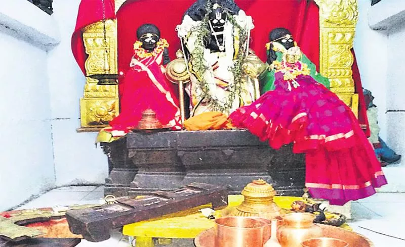 Panchaloha idols robbery at venugopalaswamy temple - Sakshi
