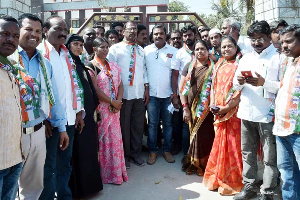 congress leaders protesting before collectorate - Sakshi