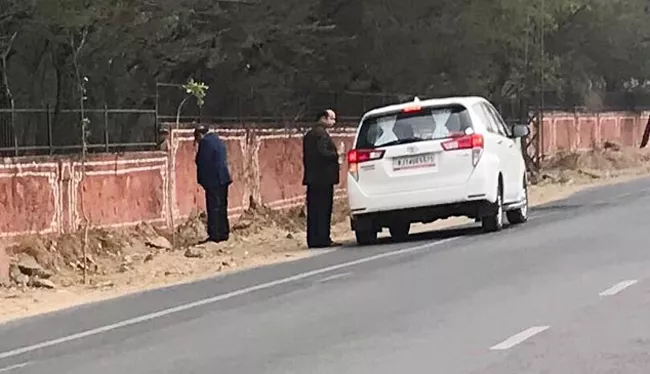 Photo Of Rajasthan Minister Urinating On Jaipur Walls Goes Viral - Sakshi