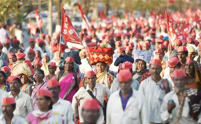 Farmers Protest Fadnavis Positive About Demands - Sakshi