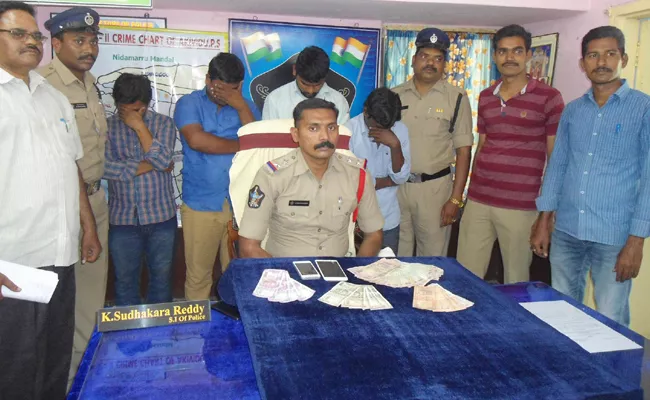 Thieves gang arrest in akiveedu - Sakshi