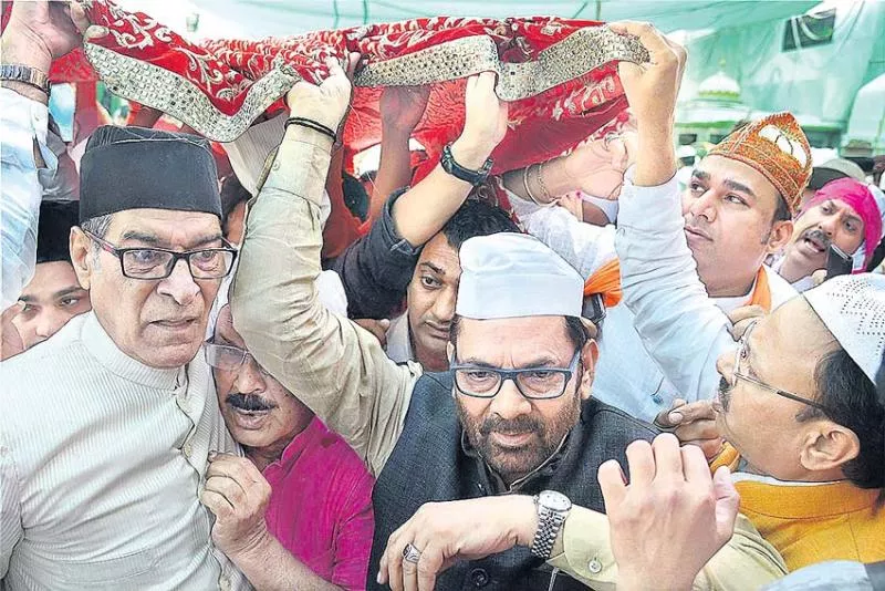 Mukhtar Abbas Naqvi presented the PM Modi's sheet in the dargah of Khwaja Saheb in Ajmer - Sakshi