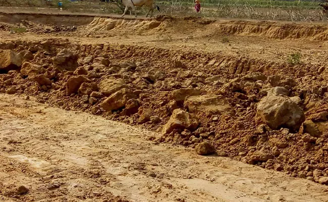 Illegal soil dredging In Karedu Ponds - Sakshi
