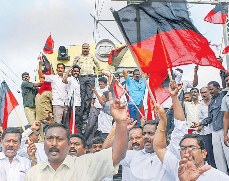 Protests rage in Tamil Nadu for Cauvery Management Board, activists - Sakshi
