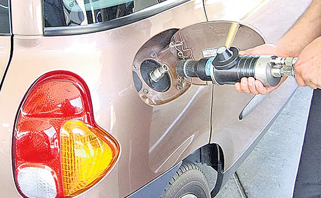 People Likes CNG Gas In Hyderabad Morethan Petrol - Sakshi