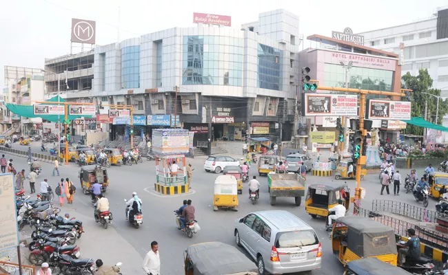 Traffic Police Staff Hikes In Ananthapur - Sakshi